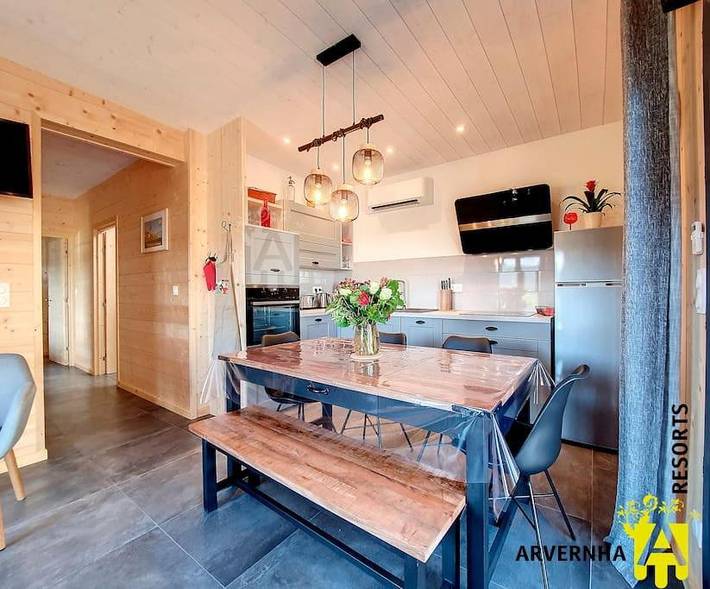 Chalet pour 4 personnes, avec vue sur le lac ainsi que vue et terrasse à Chambon-sur-Lac - 3