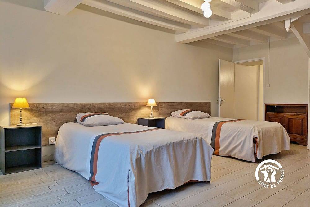 Gîte Champêtre avec Cheminée près de la Ferme – 3 Chambres, Wi-Fi, Randonnée en Mayenne in L'Huisserie, Mayenne