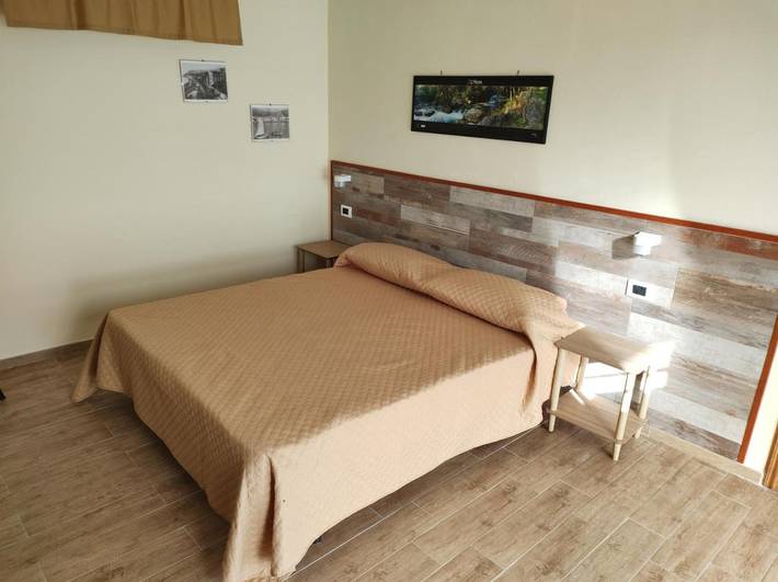 Location de vacances pour 2 personnes, avec jardin ainsi que vue et piscine à Santa Domenica Talao