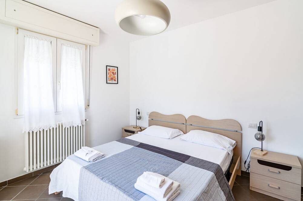 Ganze Wohnung, Guesthost - 100 meters from the sea and 2 km from the fair, our apartment is located on the second and last floor of a building with a lift (Not suitable for disabled people). There are two steps at the entrance.In 45 m2 of space it comfortably accommoda in Rimini, Rimini Provinz