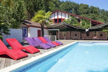 Gîte pour 8 personnes, avec jardin et piscine, animaux acceptés à La Bastide-Clairence