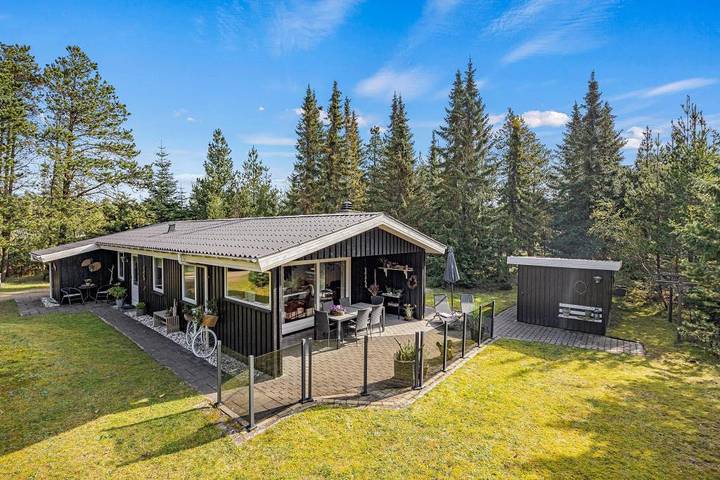Ferienhaus für 5 Personen, mit Balkon/Terrasse und Terrasse sowie Garten und Sauna