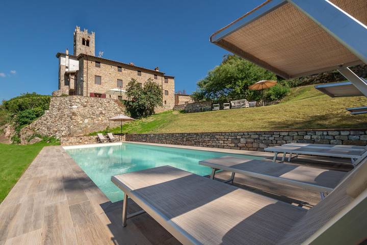 Villa for 14 people, with yard and terrace in Lucca