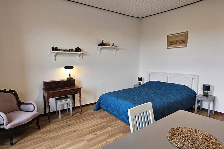 Entire apartment, Relax in this unique old Provencal country house between vineyards and forest. in Trets, Aix-en-Provence region