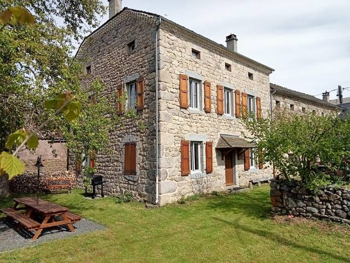Gîte pour 12 personnes, avec Terrasse ainsi que Jardin et Vue dans Saint-Symphorien (Lozère)
