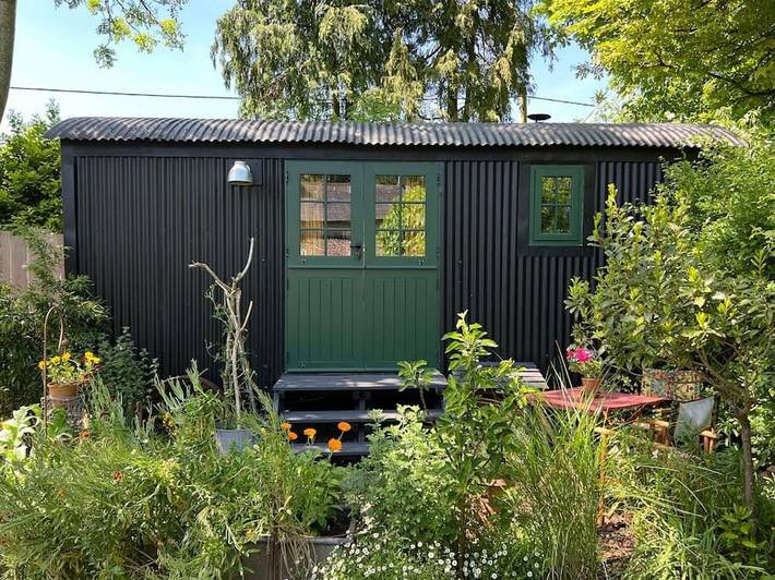 Glamping for 2 people, with hot tub and garden in Wiltshire