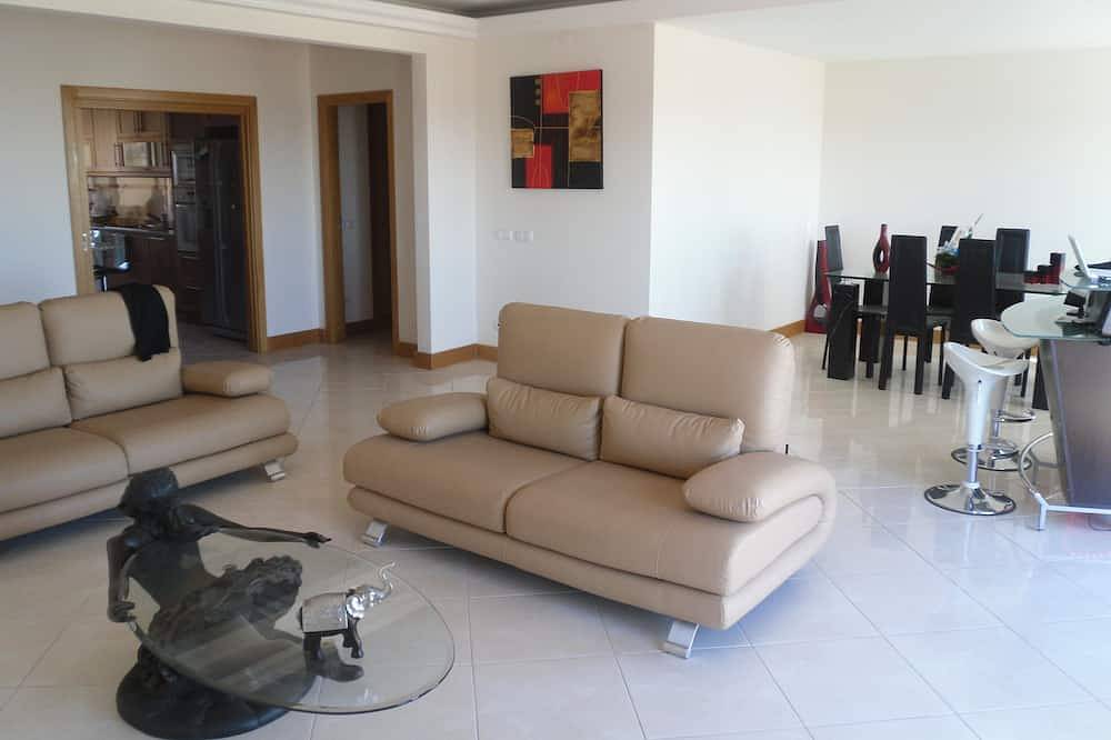 Apartamento inteiro, Grande Apartamento Moderno E Muito Bem Localizado Com Terraços E Churrasqueira in Loulé, Loulé (São Sebastião)