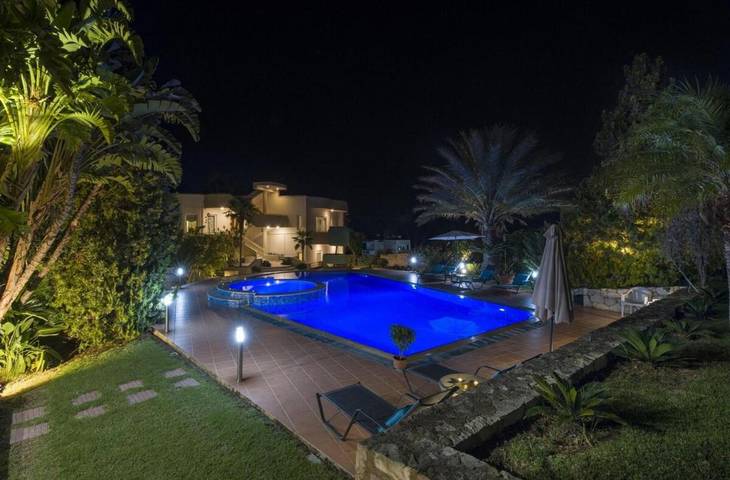 Location de vacances pour 8 personnes, avec Balcon et Terrasse ainsi que Jardin et Piscine dans Stalos