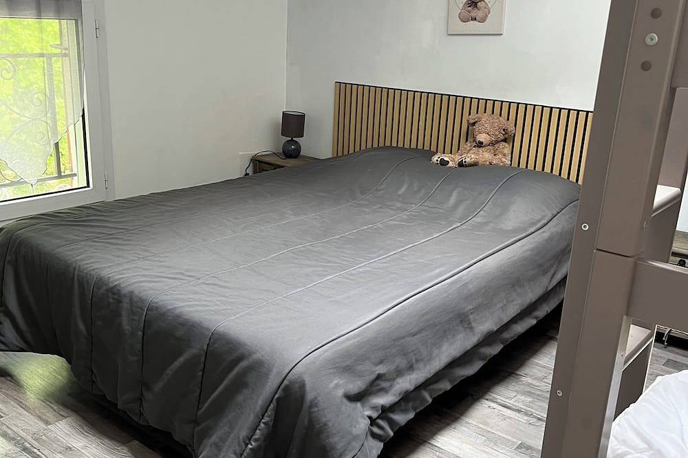 Propriété avec 3 chalets et un appartement, piscine privée et grand jardin, jeux in Tauriers, Ardèche