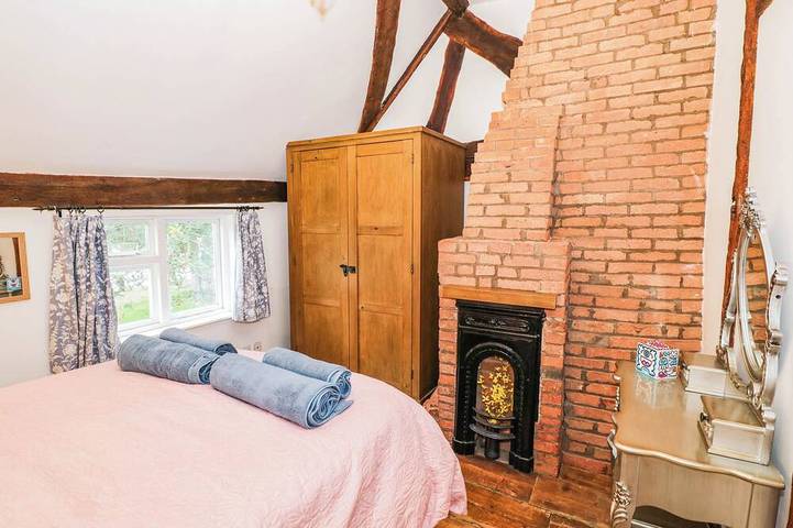 Lilac Cottage, pet friendly, character holiday cottage in Brinklow in Brinklow, Warwickshire