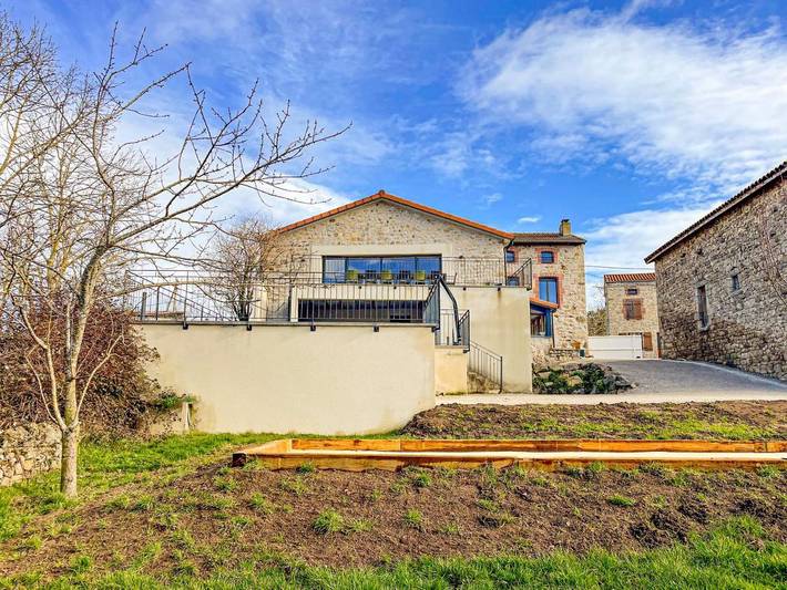 Location de vacances pour 15 personnes, avec Balcon et Terrasse ainsi que Jardin et Piscine à Monistrol-sur-Loire