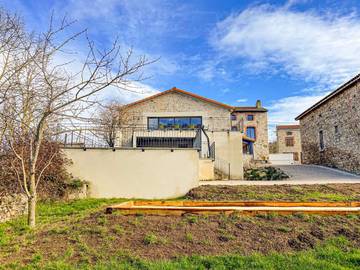 Gîte pour 15 personnes, avec piscine ainsi que jardin et vue à Monistrol-sur-Loire