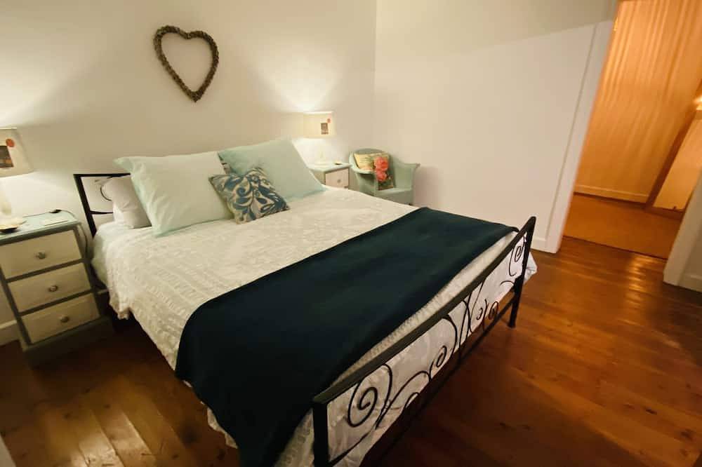 Pretty French Cottage with balcony overlooking gardens - sleeps  5-6 in Ruffec, Charente