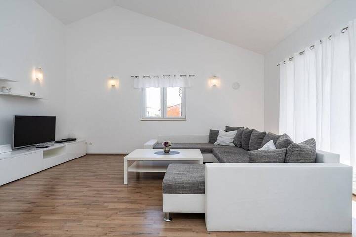 Ferienhaus für 10 Personen, mit Whirlpool und Balkon in Vodice