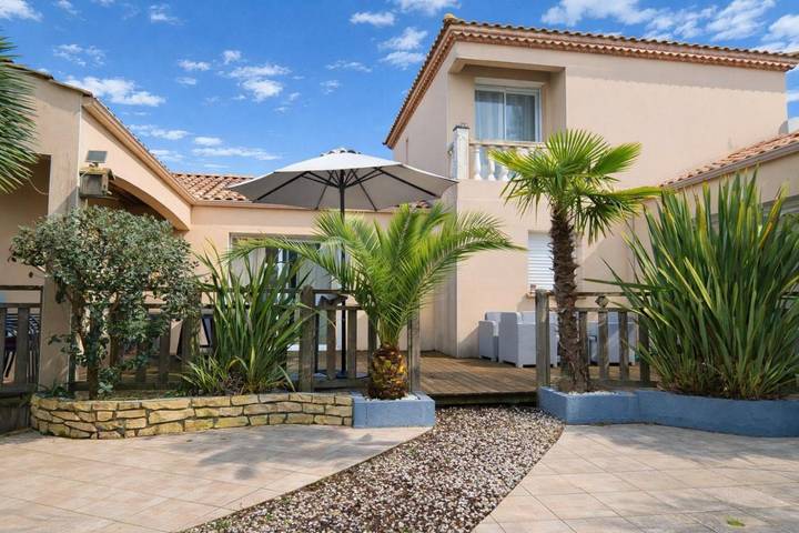 Location de vacances pour 9 personnes, avec piscine ainsi que jardin et terrasse à Saint-Hilaire-la-Forêt