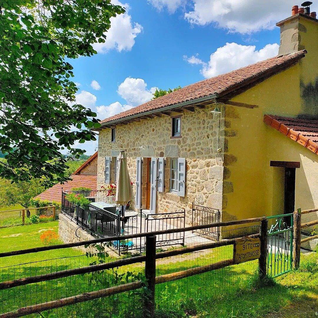 Gite Lafontbasse, authentique maison de ferme près d'un lac in Omps, Région d'Aurillac