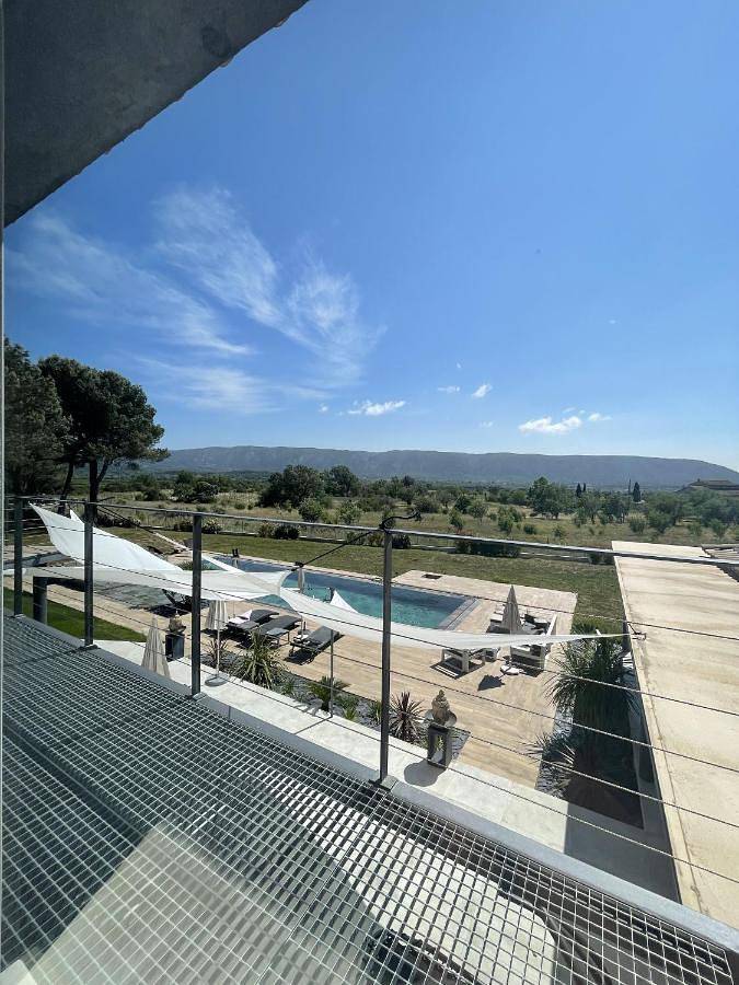 Chambre d’hôte pour 3 personnes, avec terrasse et vue ainsi que piscine et jardin