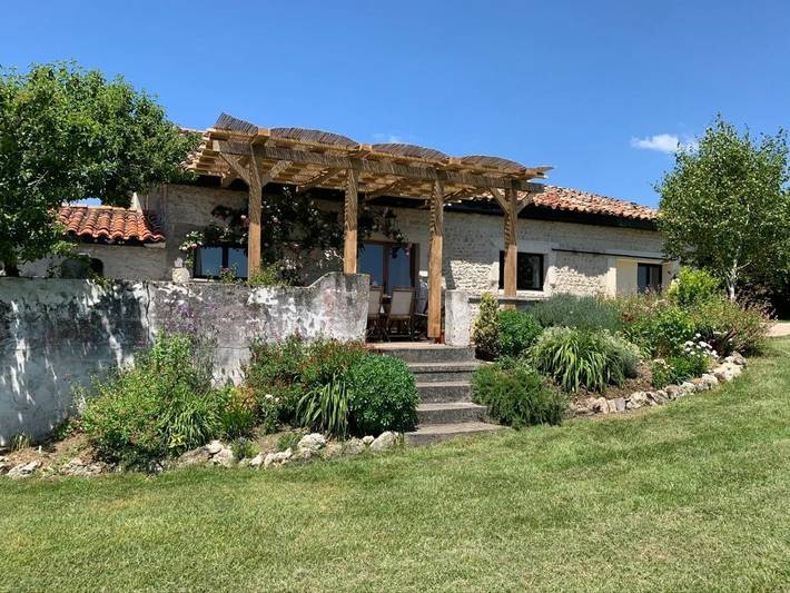 Location de vacances pour 6 personnes, avec vue ainsi que jardin et piscine à Brossac - 4