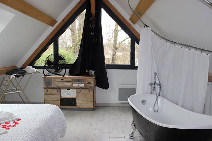 Gîte pour 2 personnes, avec jardin ainsi que jacuzzi et balcon à Lindry