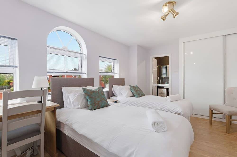 New! 4Br Ideal for Contractors, Driveway, Wifi, in Warwick, Warwickshire