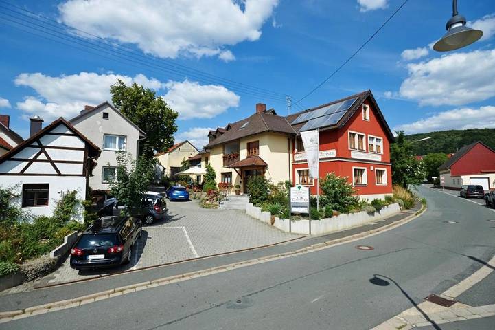 Hotel, mit Terrasse und Garten in Eggolsheim