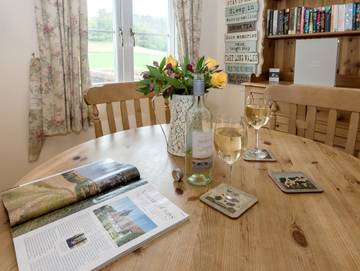 Log Cabin for 2 People in East Meon, Hampshire, Photo 4