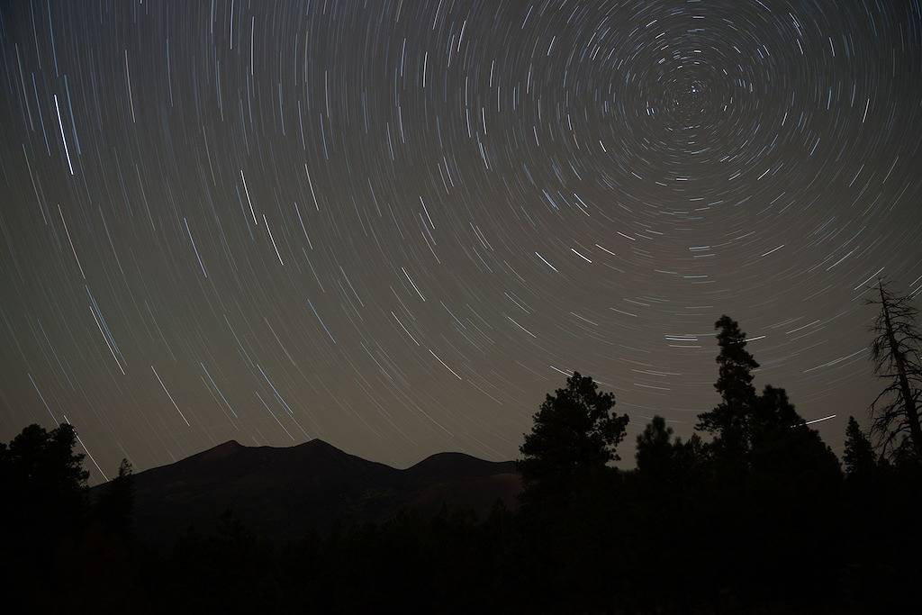 Luxus in den Kiefern - Sternenblick am Feuer + Blick auf endlose Ponderosa-Kiefern in Flagstaff, Coconino Nationalwald