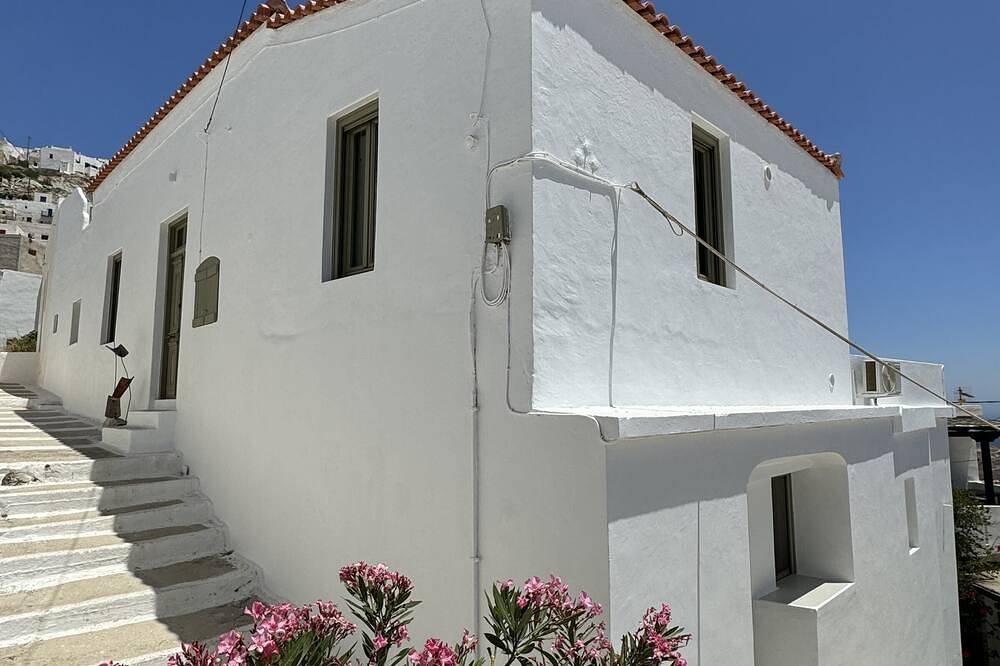 Entire apartment, My Secret Mojo 2 – Stylish Serifos Home with Balcony & En-Suite Comfort in Cyclades