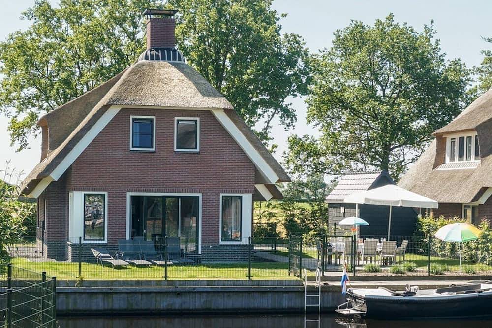 Freonskip is an 8 person child friendly water villa. in Idskenhuizen, Ijsselmeer