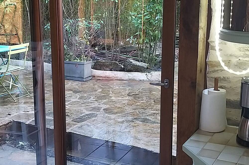 Stone house with garden, downtown, quiet, close to amenities in Saint-Aurélien, Región de Limoges