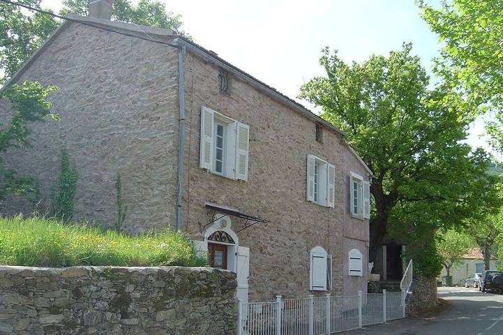 Location de vacances pour 8 personnes, avec piscine et terrasse à Rapale