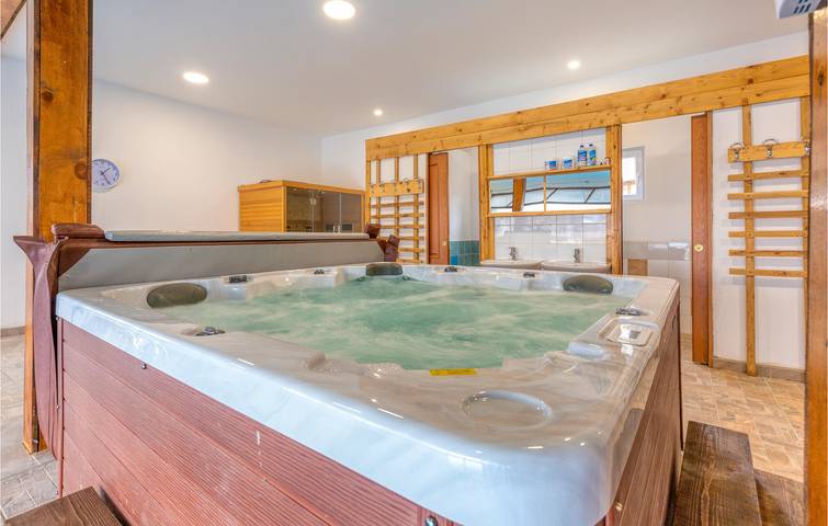 Acogedor apartamento de 40 m² con piscina cubierta y wifi in Condado de Lika-Senj