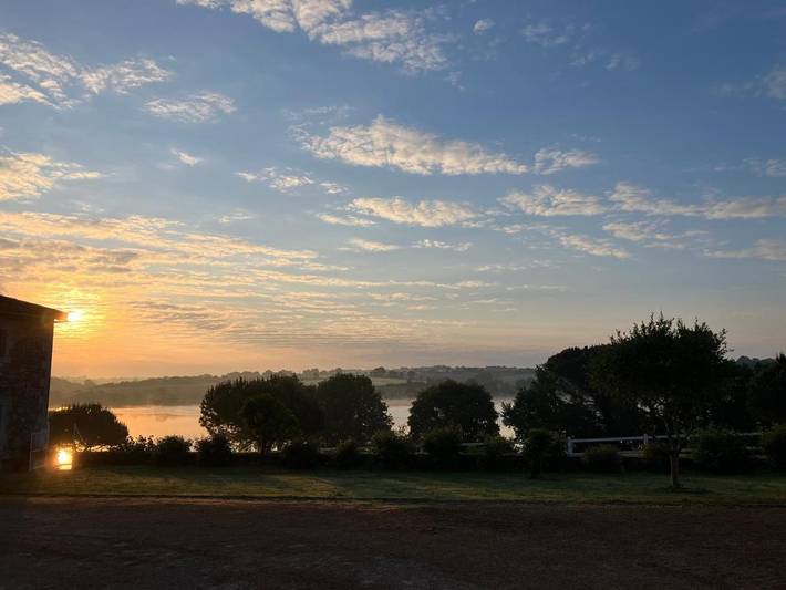Location de vacances pour 4 personnes, avec Terrasse et Jardin ainsi que Vue sur le lac et Vue à Sigournais - 4