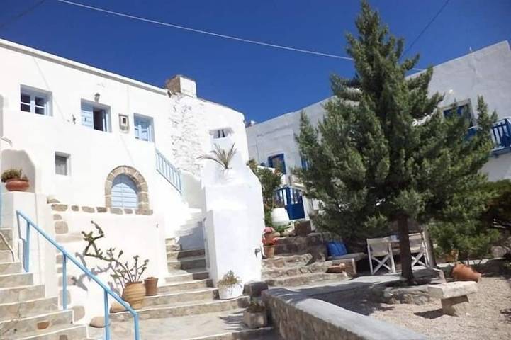 Holiday rental for 5 people, with hot tub and balcony as well as garden in Milos