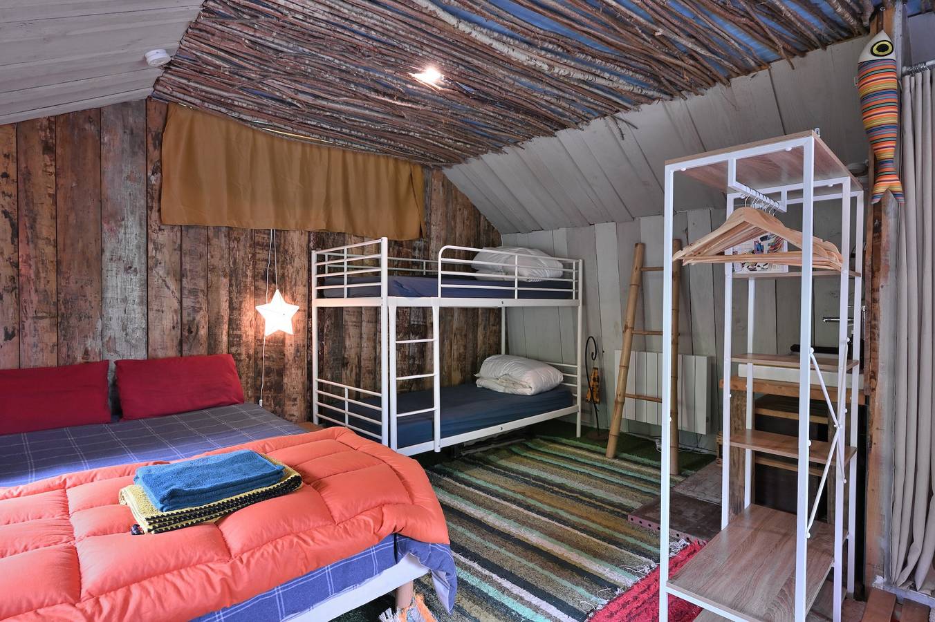 Cabine "Myrtille" avec vue sur la montagne, terrasse privée et jardin privé in Arrien-en-Bethmale, Parc naturel régional des Pyrénées ariégeoises