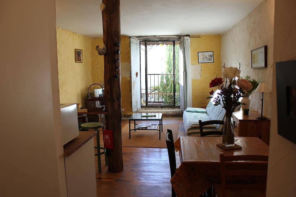 Apartamento entero, Laure de Noves: casa de 40 m² con terraza junto a la piscina in Noves, Region de Arles