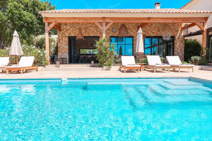 Villa pour 12 personnes, avec terrasse ainsi que jardin et piscine, adapté aux familles