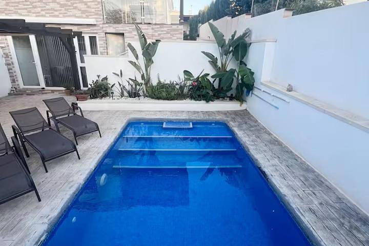 Casa de vacaciones para 6 personas, con Balcón y Terraza además de Jardín y Piscina en Los Balcones