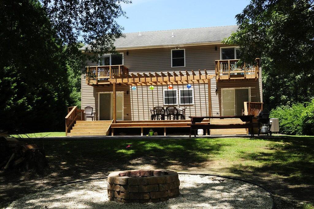 Blauer Himmel am Anna-See, ein phänomenaler Rückzugsort am Wasser in Lake Anna