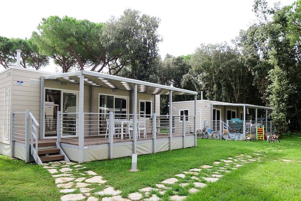 Nice apartment in villa for 6 guests with A/C, Wifi, pool, Tv, patio and parking in Baia Domizia, Caserta Province