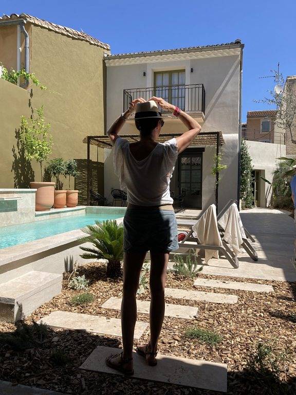 Marcelle en Camargue - Sous l'olivier in Aigues-Mortes, Côte d'Améthyste