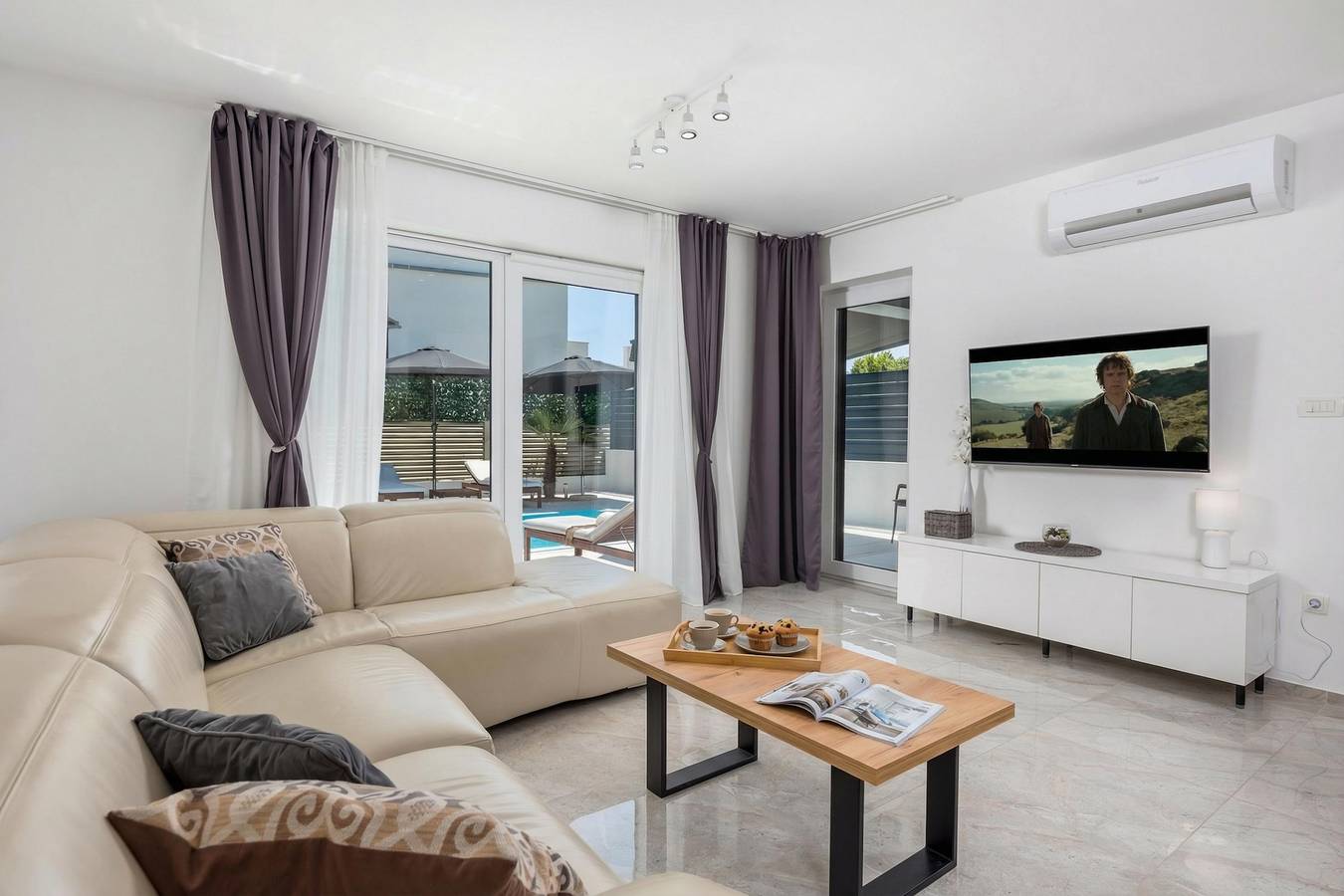 Modern Holiday House Jadranka With Pool in Beach Sveti Fuska, Pinezici