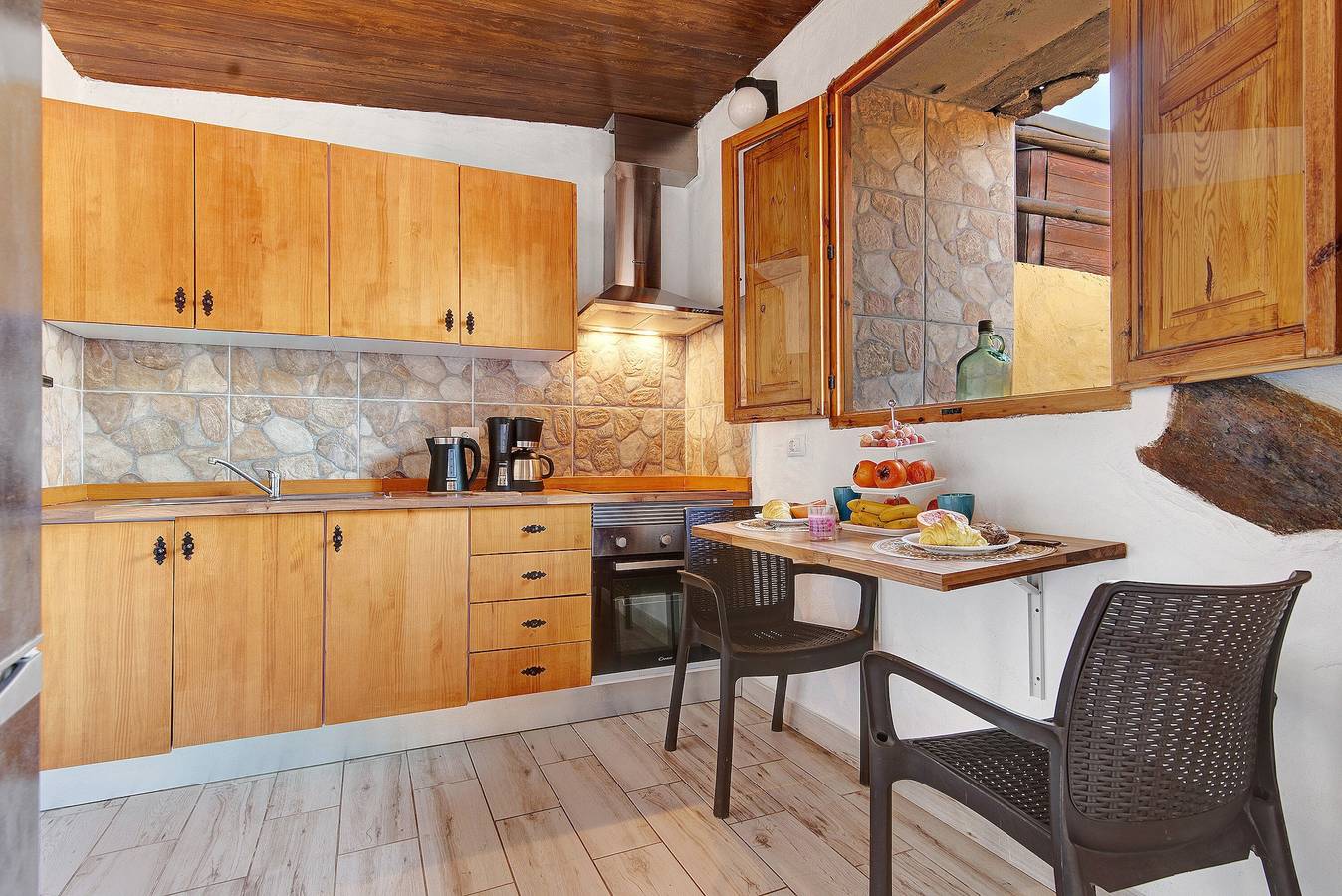 Estudio vacacional 'Maya' con vistas al mar, terraza privada y Wi-Fi in Santa María de Guía de Gran Canaria, Gran Canaria Norte