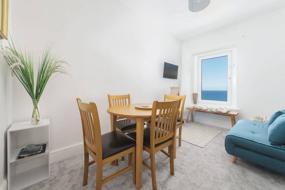 Entire apartment, Sound of the Sea -  a holiday cottage that sleeps 5 guests in 3 bedrooms in Port Erin, Isle of Man