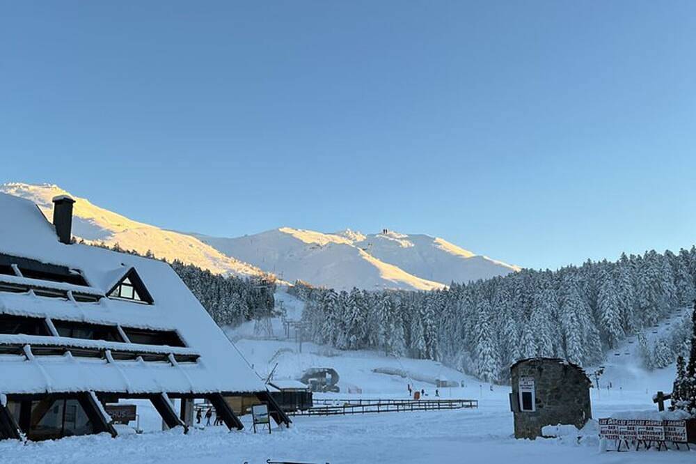 Entire apartment, Charming Renovated T2 with Balcony at Lioran in Le Lioran, Laveissière