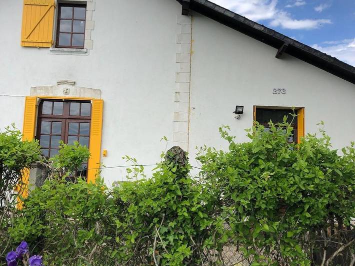 Location de vacances pour 14 personnes, avec terrasse ainsi que jardin et piscine à Préveranges - 2