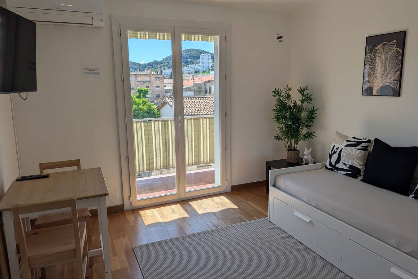 Estudio entero, Bright apartment with a balcony in Vallauris in Vallauris, Costa mediterránea (Francia)