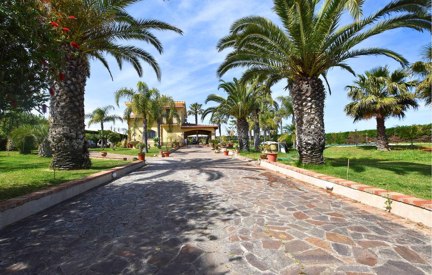 Accogliente appartamento con 2 camere da letto, piscina e parcheggio vicino al fiume Vallone Ciurro in Partinico, Provincia di Palermo