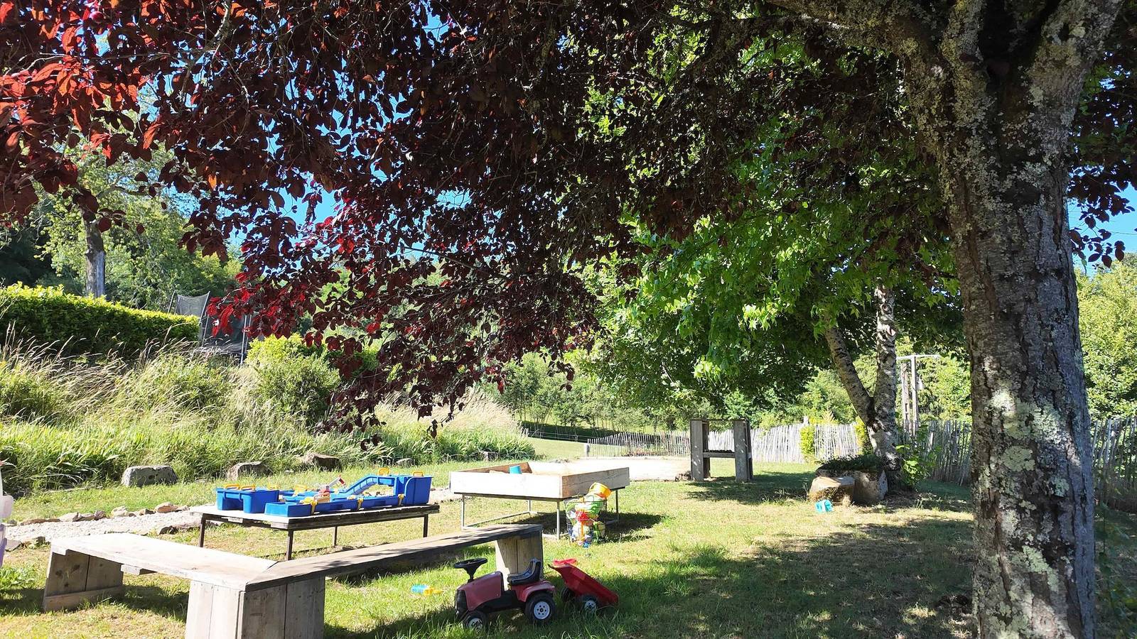 Vakantiehuis 'Domaine De Bellac - Le Castel' met gedeeld zwembad, tuin en Wi-Fi in Roussines, Regionaal Natuurpark van de Perigord-Limousin