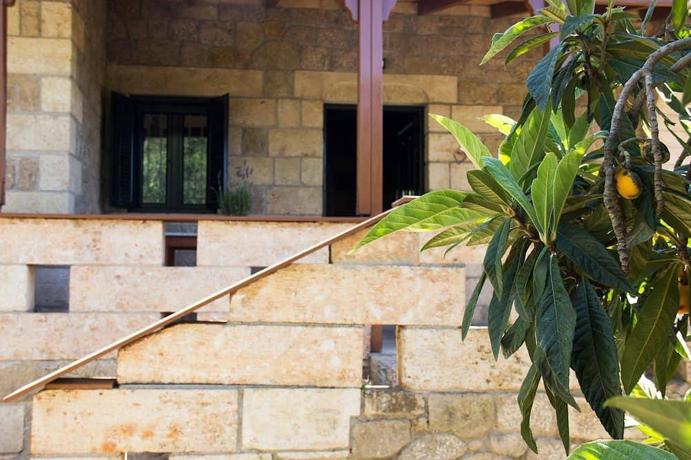 Traditionelles Ferienhaus in der Ruhe des Olivenhains in Stoupa, Messenien